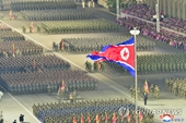 Triều Tiên phô diễn ICBM khổng lồ và nhiều vũ khí tối tân trong cuộc duyệt binh quy mô lớn