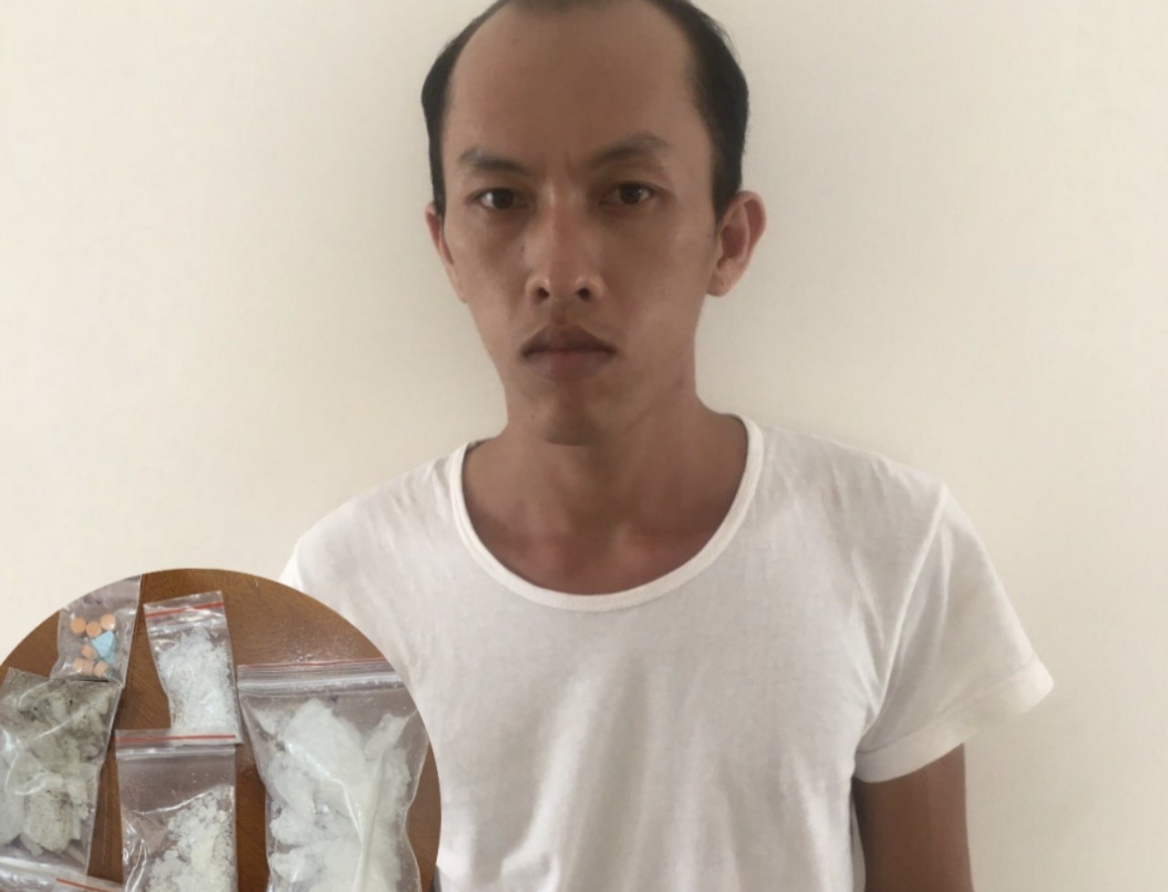 Bị Cảnh sát kiểm tra, đối tượng liền ném nhiều bịch ma túy ra cửa sổ