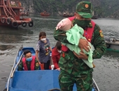 Bộ đội Biên phòng Quảng Ninh cứu bé gái 1 tuổi bị rơi xuống biển