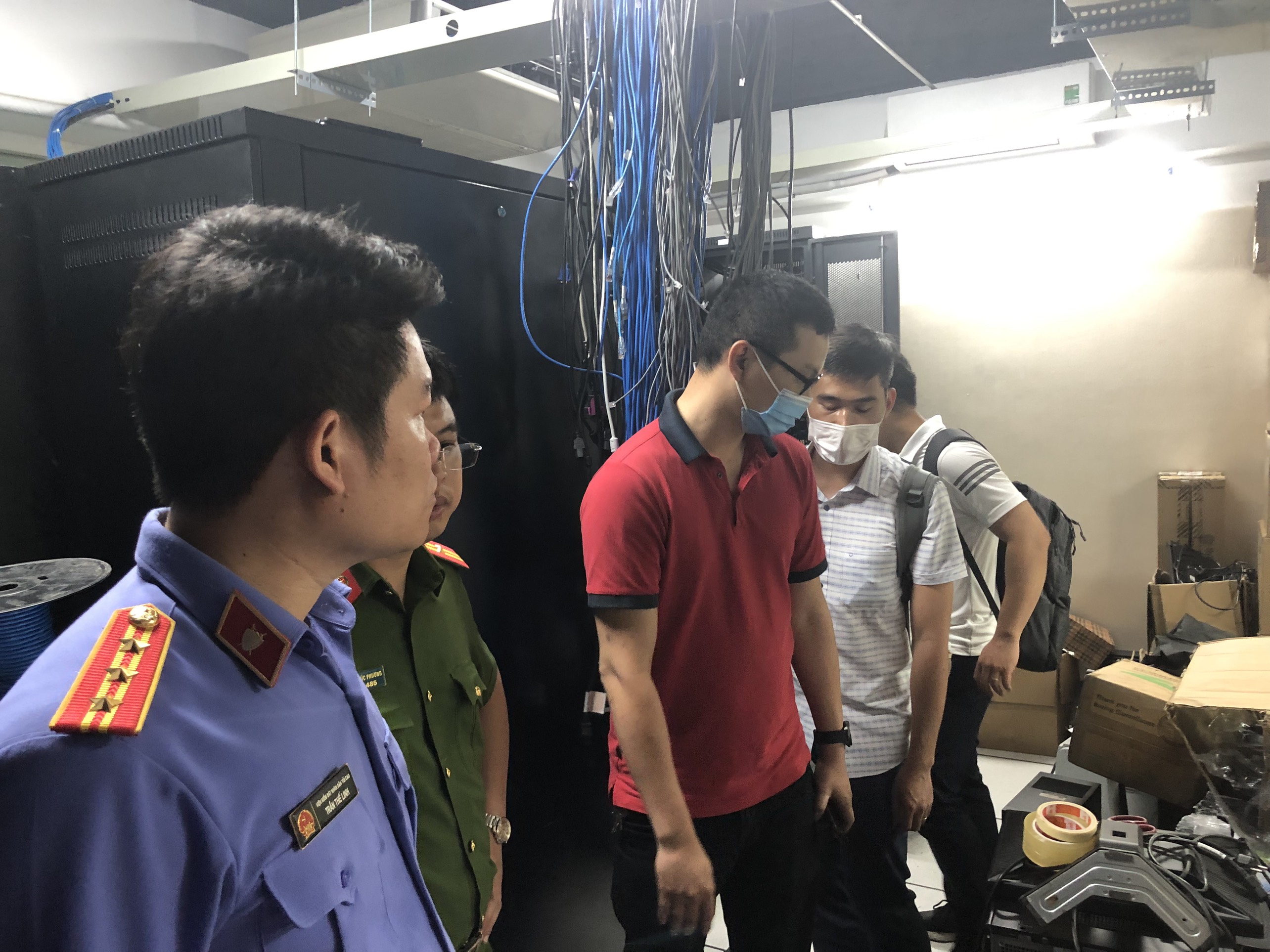 Hình ảnh khám xét trụ sở Công ty AIC, thu giữ nhiều tài liệu