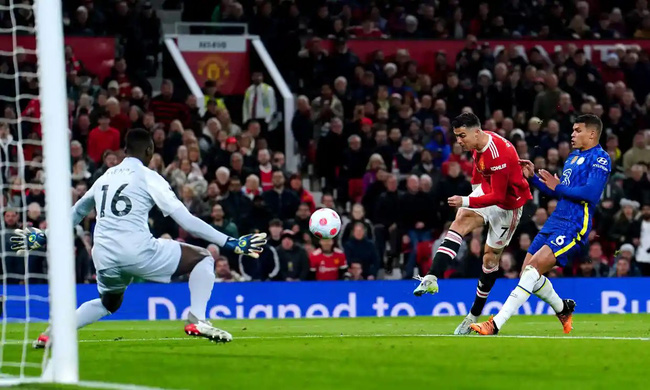 Ngoại hạng Anh Ronaldo tỏa sáng, Man Utd chia điểm với Chelsea