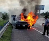 Ôtô Range Rover bốc cháy dữ dội trên cao tốc TP HCM – Dầu Giây