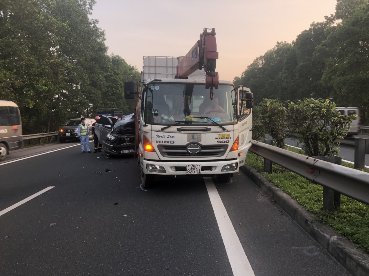 Xe ô tô 4 chỗ đâm vào xe cẩu đi cùng chiều