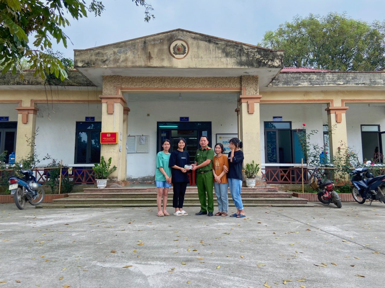 4 nữ sinh nhặt được của rơi tìm trả lại người bị mất