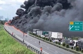Xe chở dầu bốc cháy ngùn ngụt, lửa lan rộng trên cao tốc TP HCM - Trung Lương