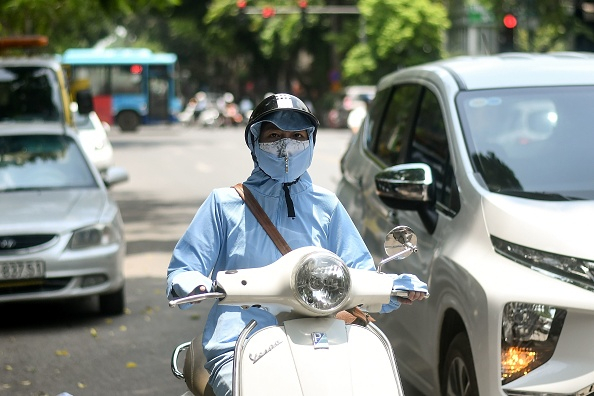 Miền Bắc nắng dịu, miền Nam mưa dông