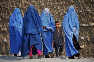 Taliban buộc phụ nữ Afghanistan phải che mặt ở nơi công cộng