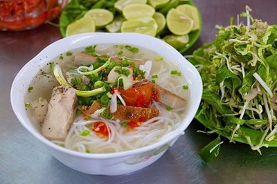 Quán bún cá dầm 40 năm hút khách ở Nha Trang