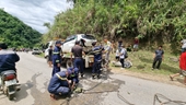 Ảnh Cảnh sát tìm kiếm thi thể tài xế ô tô gặp tai nạn chìm dưới lòng hồ thủy điện Nậm Bú