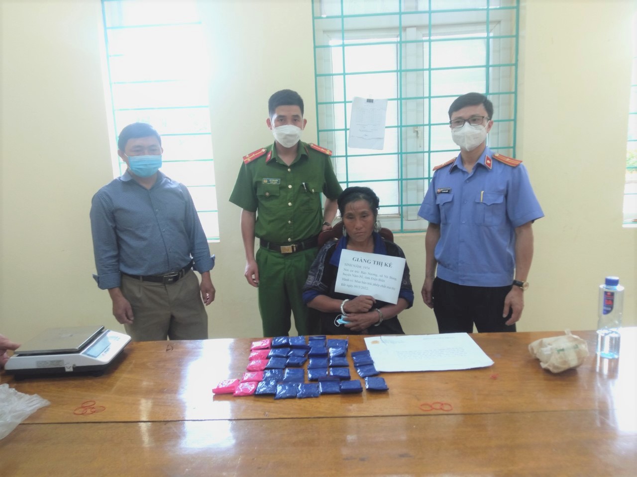Bắt sơn nữ ở Nậm Pồ mua bán 6 000 viên ma tuý tổng hợp