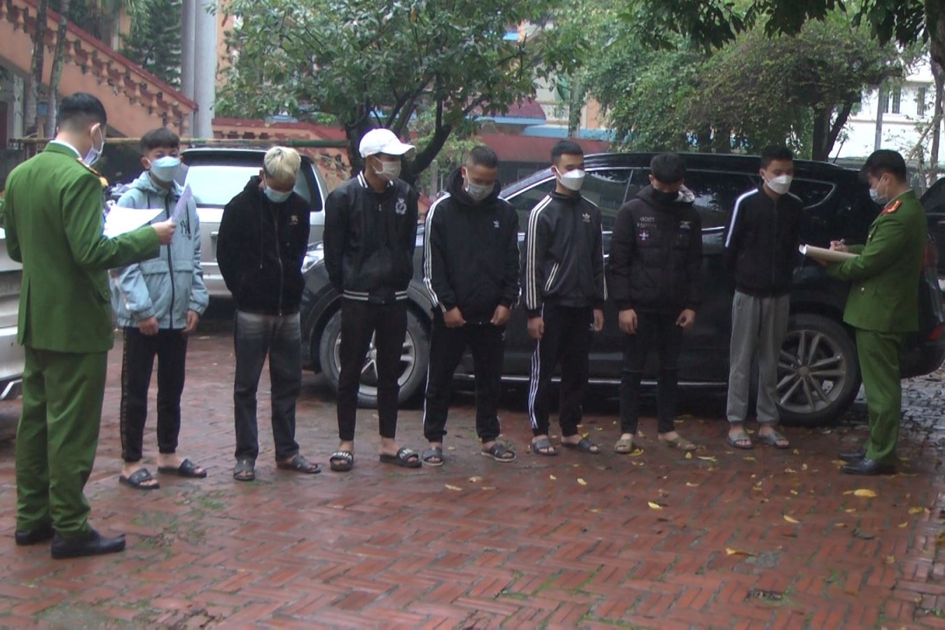 Khởi tố nhóm “choai choai” cầm hung khí đánh nhau loạn xạ