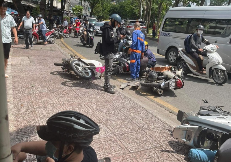 Ô tô tông hàng loạt xe máy, nhiều người bị thương