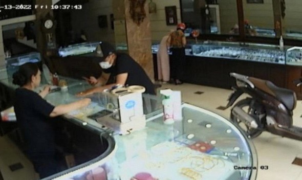 CLIP Người đàn ông giả vờ mua vàng rồi bất ngờ tẩu thoát