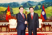 Chủ tịch Quốc hội Vương Đình Huệ chào xã giao Tổng Bí thư, Chủ tịch nước Lào