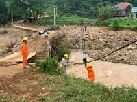 Nỗ lực khắc phục sự cố lưới điện do mưa giông, lũ lụt tại các tỉnh miền núi phía Bắc