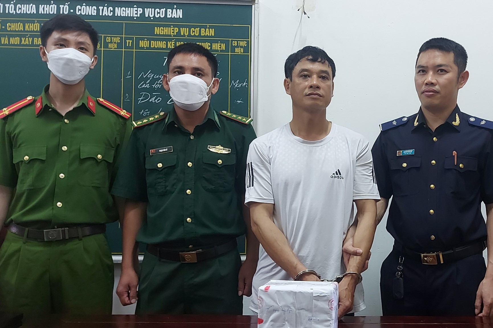 Mang 6 000 viên ma túy đi tiêu thụ còn đâm xe vào tổ công tác