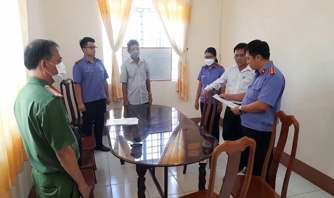 Cơ quan điều tra VKSND tối cao bắt tạm giam nguyên Chi cục trưởng Thi hành án và thủ quỹ huyện Thới Lai