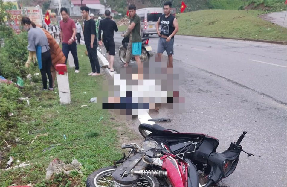 Va chạm với xe tải, 2 người tử vong tại chỗ trên QL6