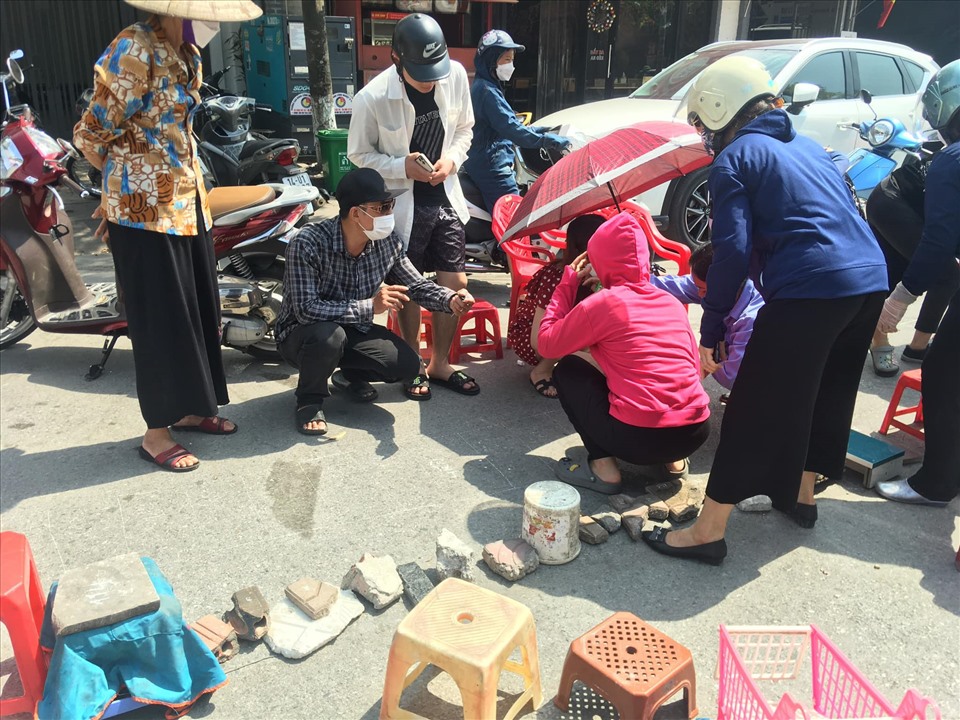 Đặt gạch, xếp ghế  để chờ lấy vé xem chung kết bóng đá nữ SEA Games 31