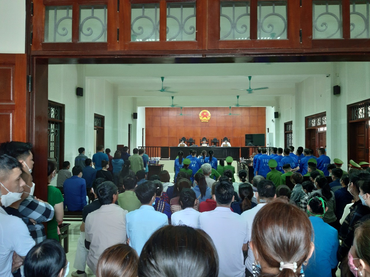 Nhóm “làm luật” ở di sản Vịnh Hạ Long lĩnh án tù