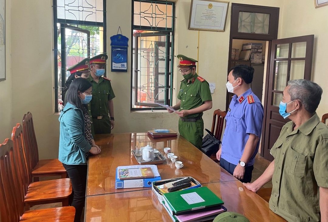 Phê chuẩn khởi tố Kiểm soát viên bưu điện tất toán khống 28 sổ tiết kiệm