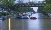 Xót xa cảnh tượng nhiều xe ô tô chìm trong biển nước sau trận mưa lớn ở Bắc Ninh