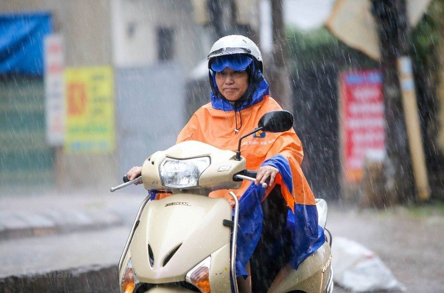 Vùng núi Bắc Bộ mưa lớn, miền Trung nắng nóng