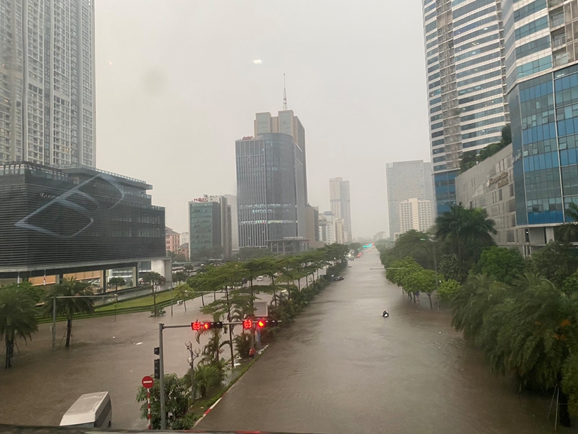 Sau cơn mưa lớn, nhiều tuyến đường ở Hà Nội thành sông , ùn tắc cục bộ nhiều tiếng đồng hồ