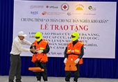 Trao tặng 7 000 bộ áo phao cứu sinh đa năng hỗ trợ ngư dân miền Trung bám biển