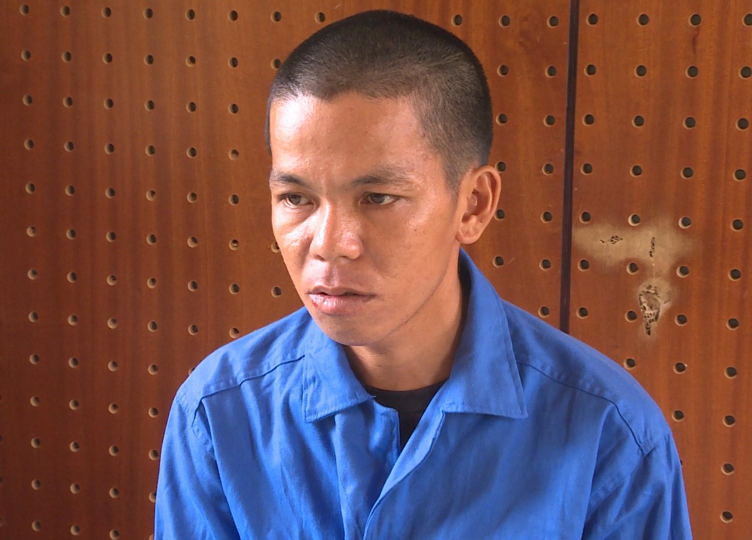 Giải nguy cho bạn, thanh niên cầm dao chém chết người