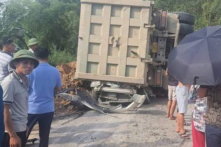 Tạm giữ hình sự lái xe tải chở đất, lật đè xe con khiến 3 người tử vong