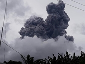 Núi lửa Bulusan, Philippines đột ngột phun trào, trời đất tối sầm như ngày tận thế
