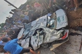 Khởi tố lái xe tải chở đất lật đè lên xe con khiến 3 người chết ở Hòa Bình