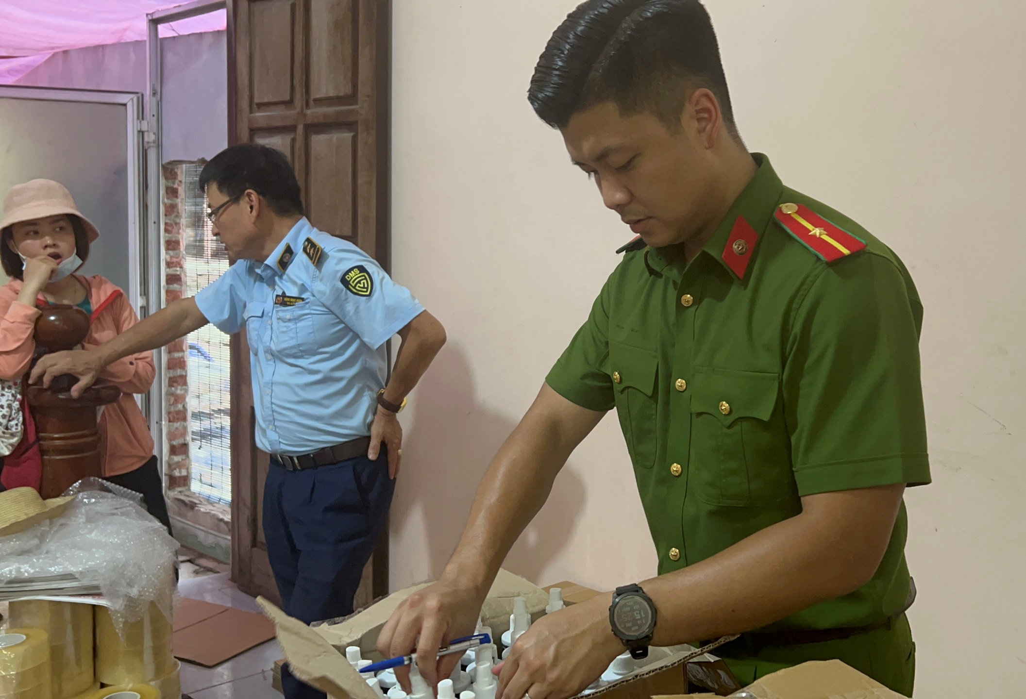 Phát hiện cơ sở làm giả hơn 2 000 lít mật ong chính hiệu từ đường, mạch nha