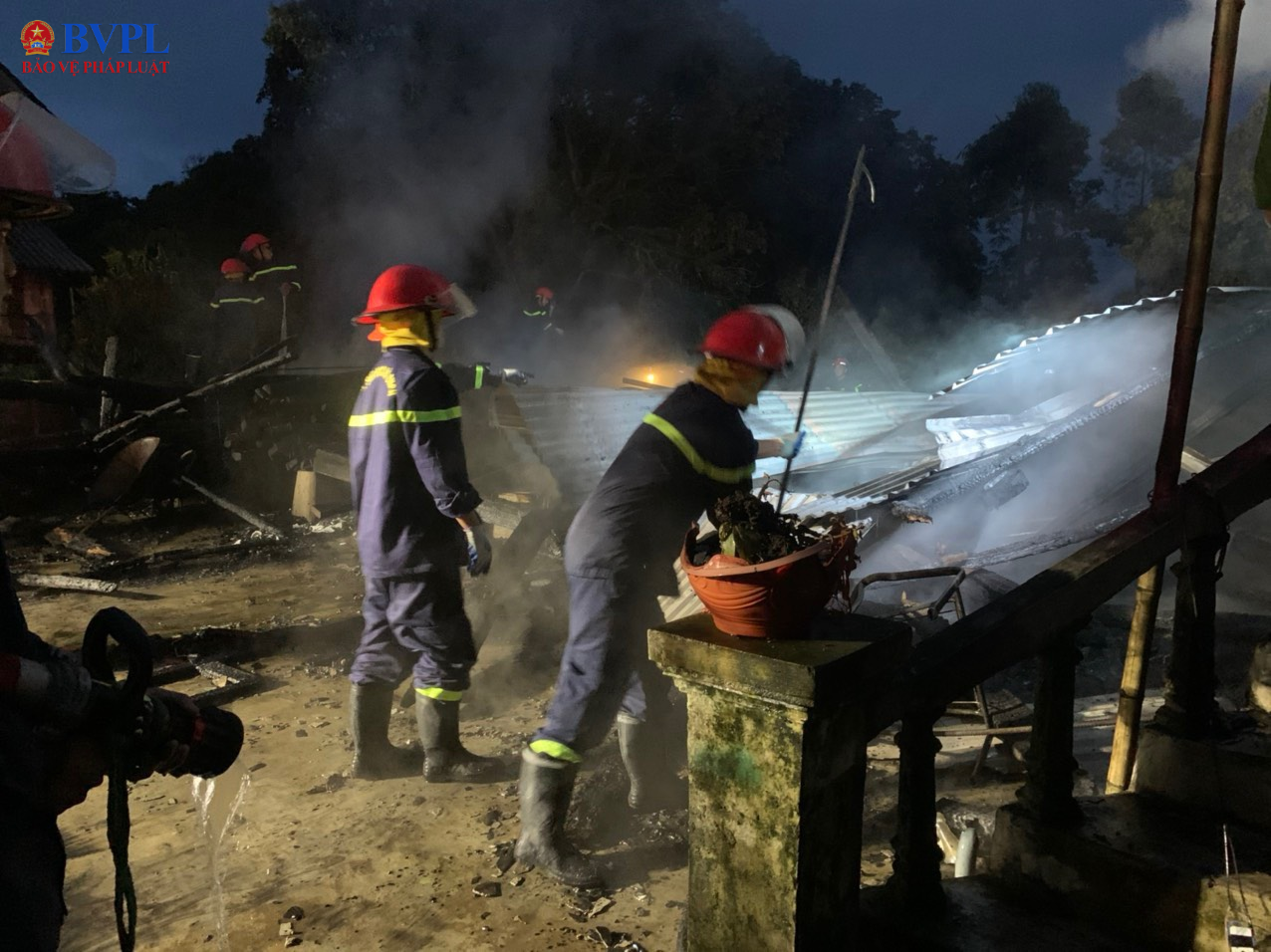 Nhà sàn người dân cháy ngùn ngụt lúc rạng sáng