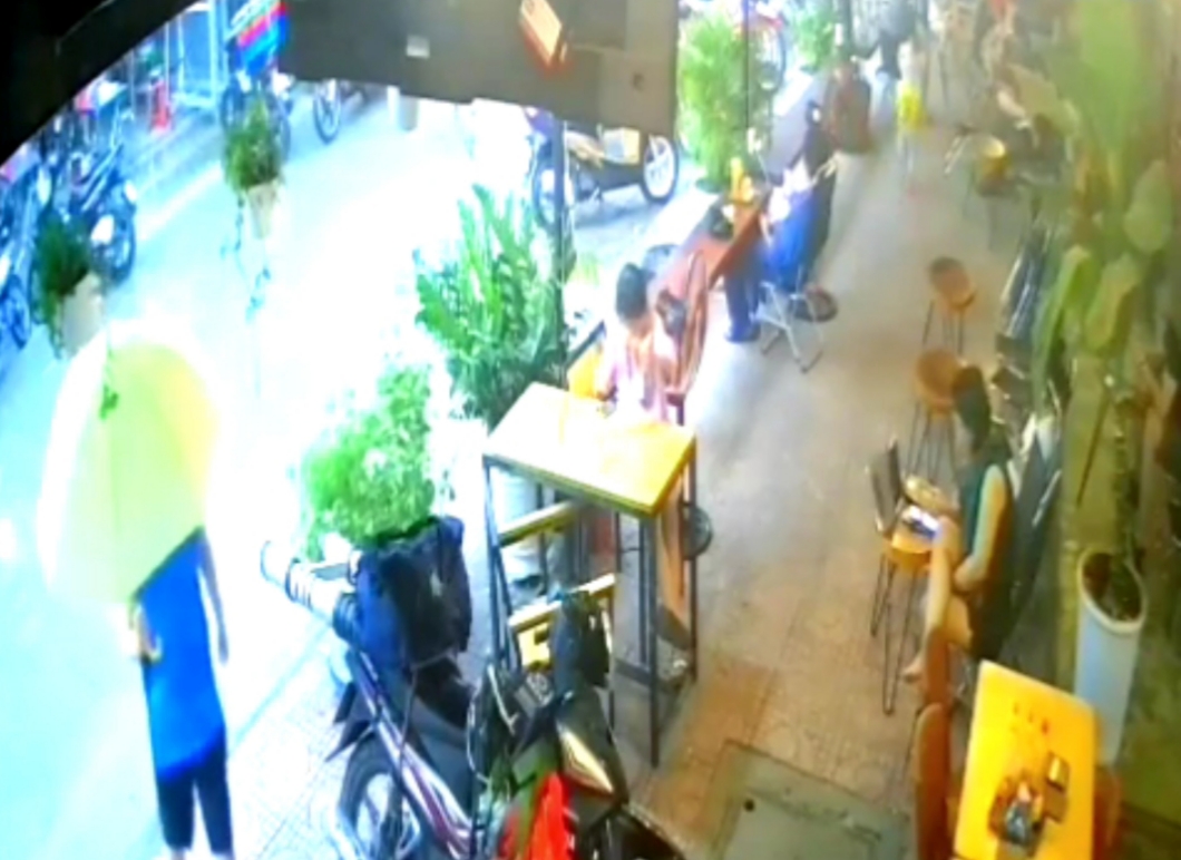 CLIP nam thanh niên bất ngờ bị sét đánh tử vong khi đang ngồi uống cà phê