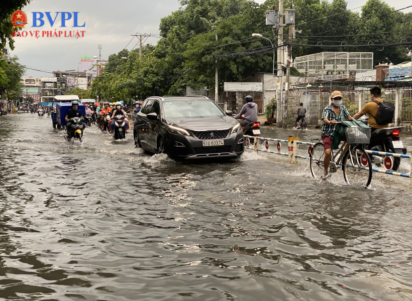 Mưa lớn khiến một số tuyến đường tại TP HCM ngập nặng