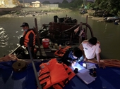 Cảnh sát vây bắt nhóm “cát tặc” tăng ga bỏ chạy, nhảy sông bỏ trốn