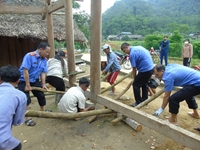 VKSND huyện Lâm Bình giúp dân dựng nhà