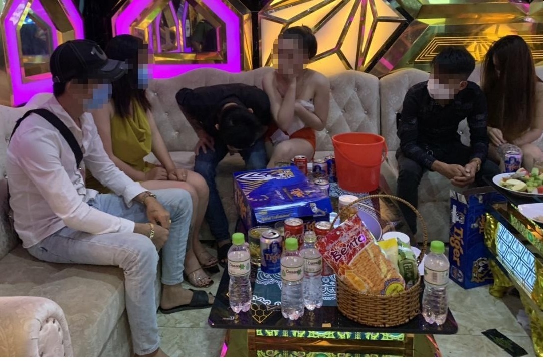 Nữ tiếp viên khỏa thân, nhảy múa phục vụ khách trong karaoke