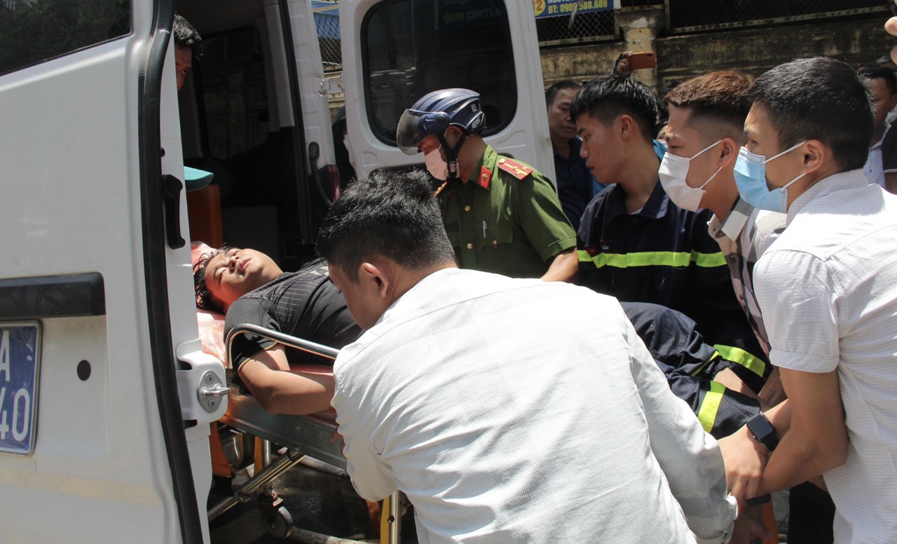 Cứu thoát 5 người bị mắc kẹt trong vụ hoả hoạn nghiêm trọng