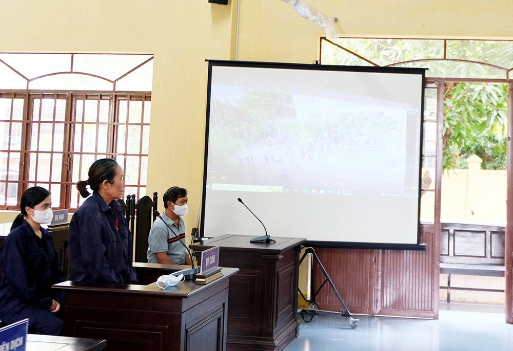 Đánh Công an khi đòi tiền hỗ trợ COVID-19, hai mẹ con lãnh án