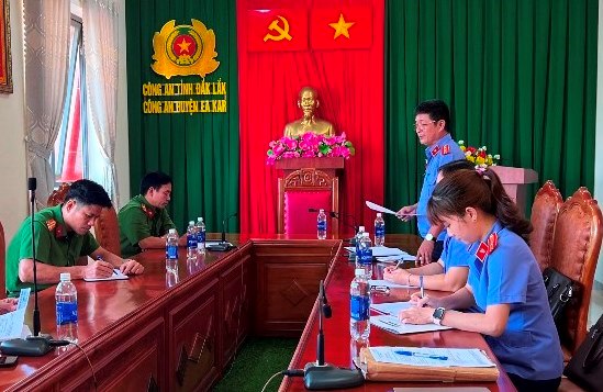 VKSND huyện Ea Kar kiểm sát trực tiếp việc tiếp nhận, thụ lý, giải quyết nguồn tin về tội phạm