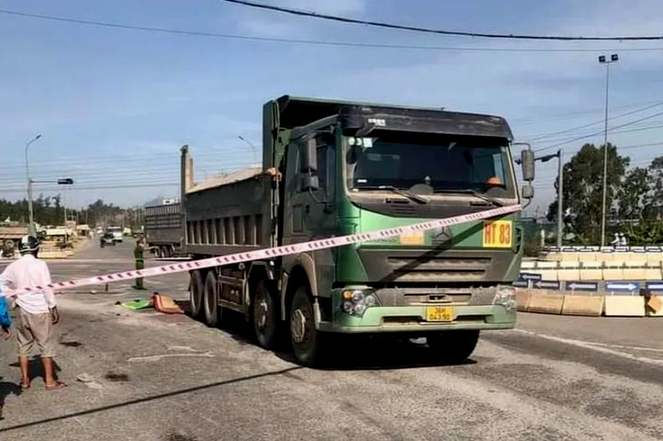 Trên đường đi làm, nhân viên y tế xã tử vong thương tâm dưới bánh xe tải