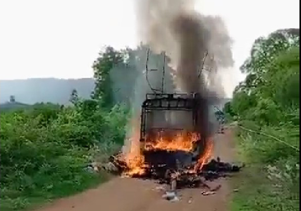 Dây điện cao thế rơi trúng xe lam, 7 người tử nạn thương tâm