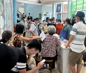 TP Hồ Chí Minh Lo sợ biến thể mới, người dân xếp hàng đi tiêm vaccine phòng COVID-19