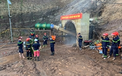 Hàng trăm người đang nỗ lực cứu công nhân bị cuốn trôi trong hầm thủy điện ở Điện Biên
