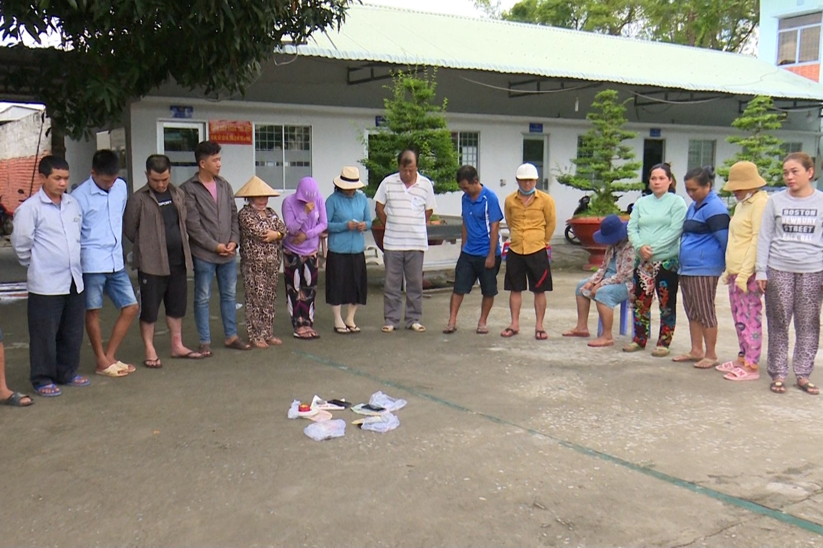 Triệt xóa tụ điểm lắc tài xỉu ăn tiền, bắt giữ 17 đối tượng