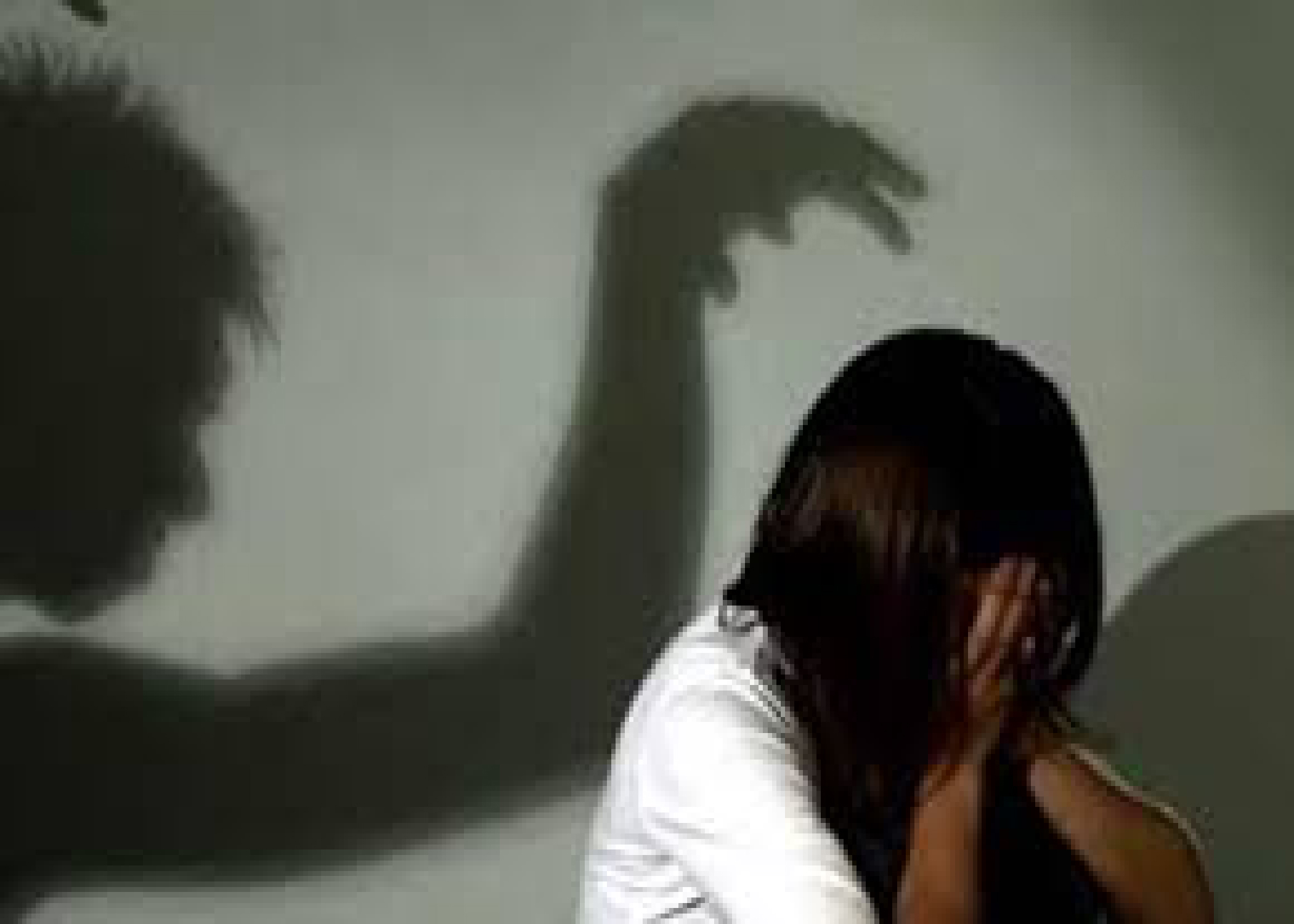 Gã hàng xóm giở trò đồi bại với thiếu nữ 15 tuổi