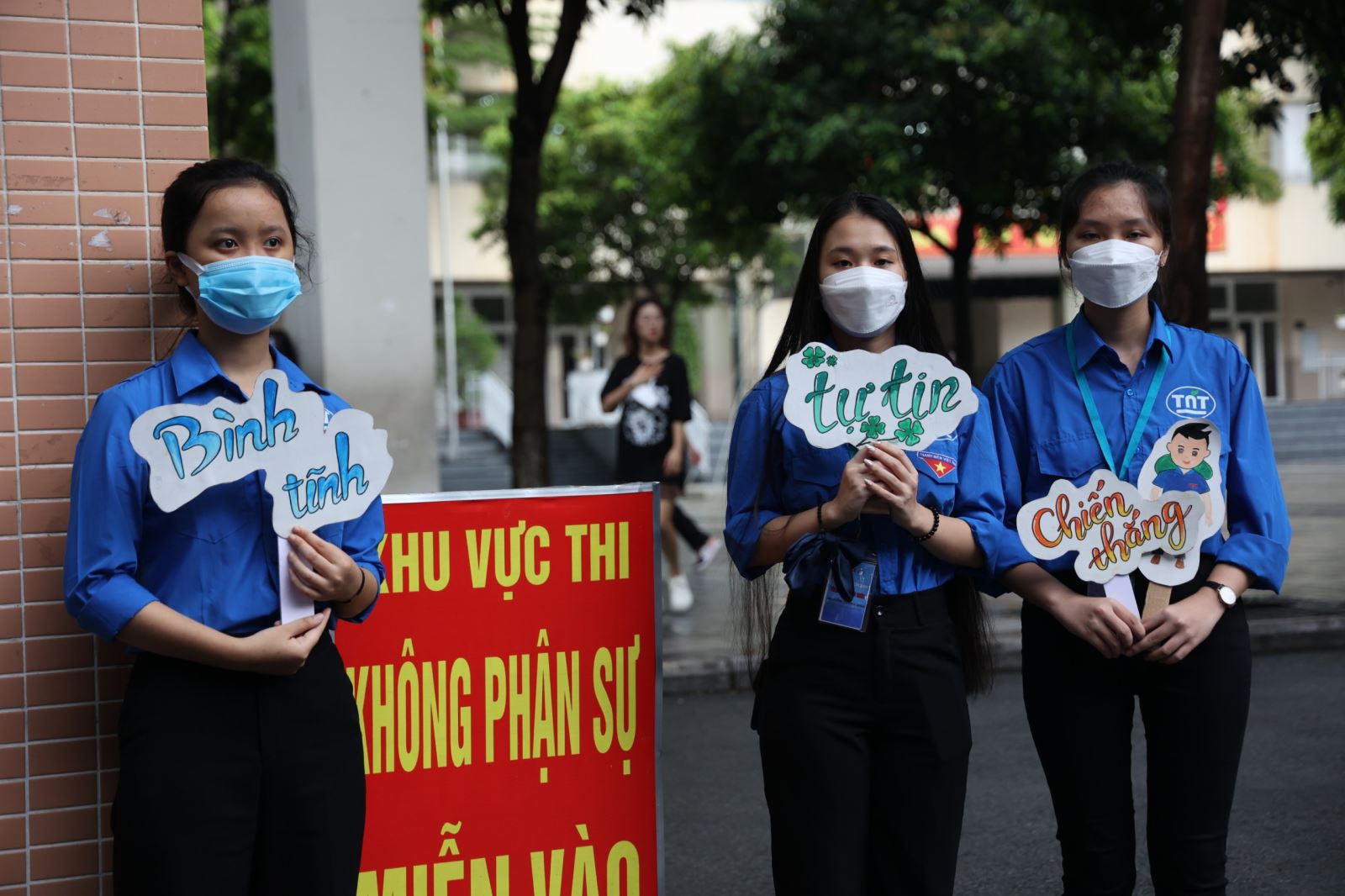 Áo xanh tình nguyện tiếp sức thí sinh